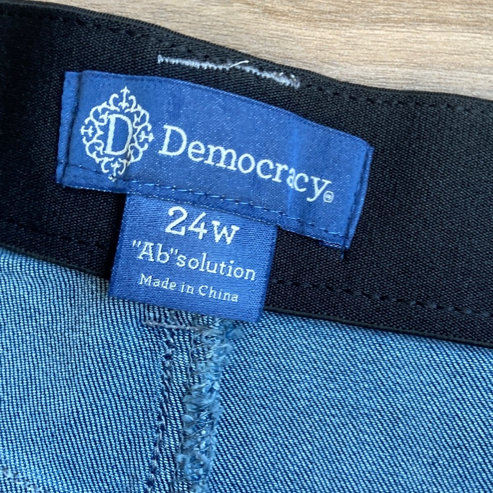 Democracy cuffed jean short w slimming panels & stretch distressed details 24W - Picture 11 of 17